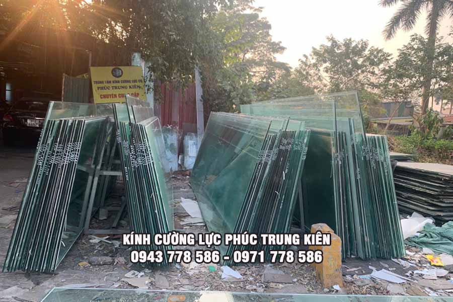 vách kính cường lực